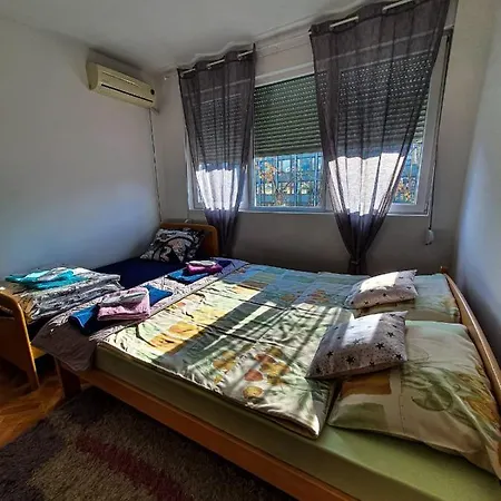 Main Square Apartment *